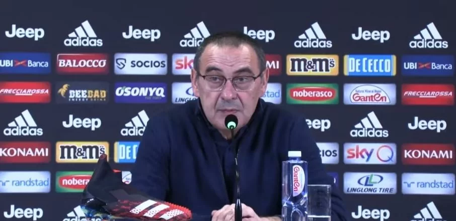Sarri: “Partita contro il Milan complicata, abbiamo numerose assenze. Allungo su Inter e Lazio? Non dobbiamo rilassarci”