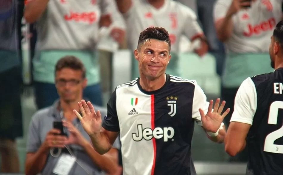 CR7 festeggia con altre 20 persone: scatta la polemica