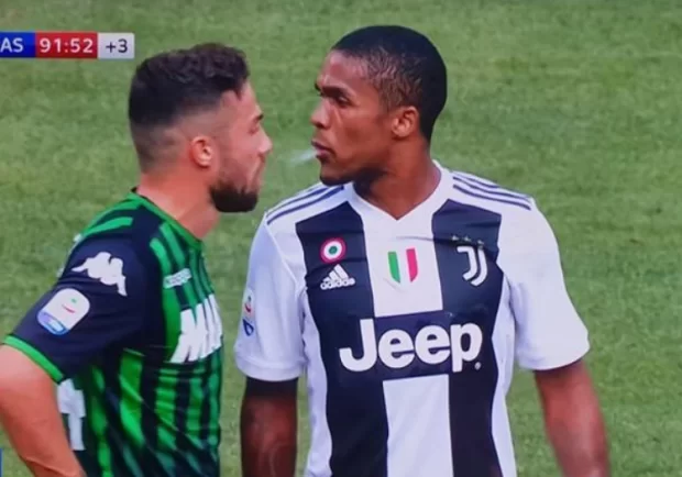 Coronavirus, la Fifa pensa ad ammonire chi sputa in campo. Il presidente della commissione medica: “Non è molto igienico”