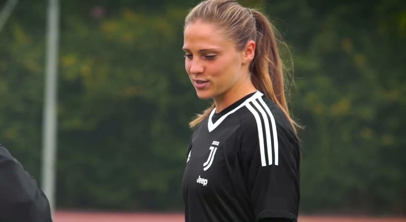 Il gran bel gesto di Laura Giuliani: donate due magliette in beneficenza