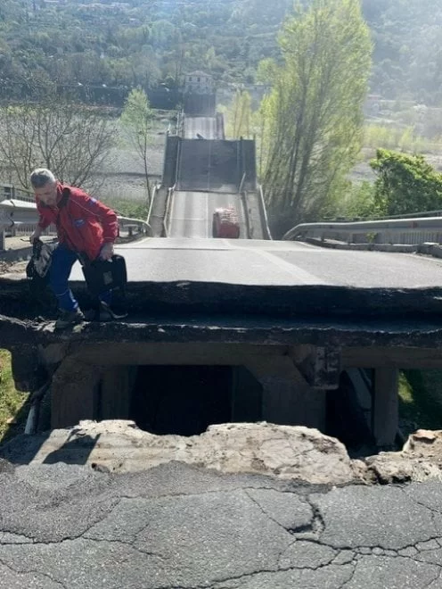 Toscana, crolla il ponte di Albiano Magra: coinvolti due furgoni