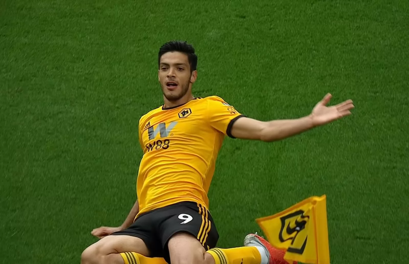 Paratici, altro blitz a Londra: Raul Jimenez nel mirino, Alex Sandro possibile contropartita