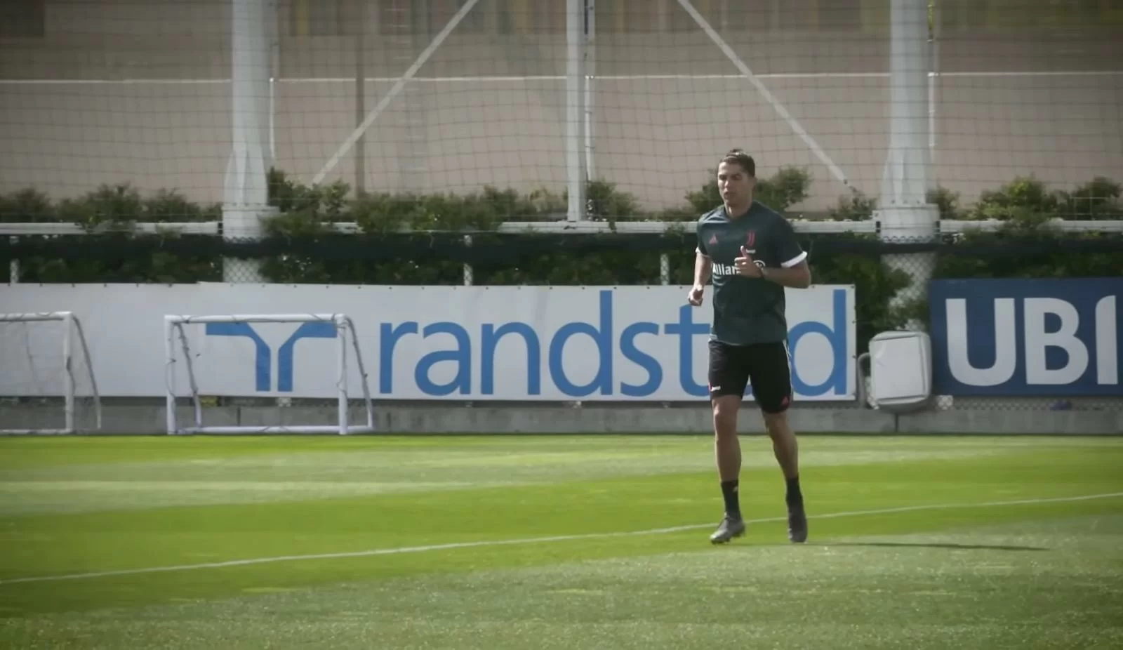 Stagione al via: Arthur è arrivato a Torino, attesa per CR7