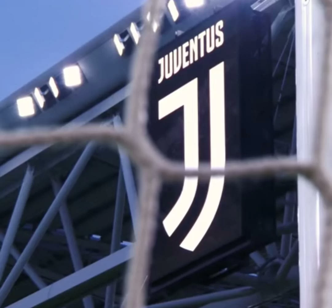 Il restyling che fa discutere: la Juve espone i 38 scudetti all’Allianz Stadium. Polemiche sui social