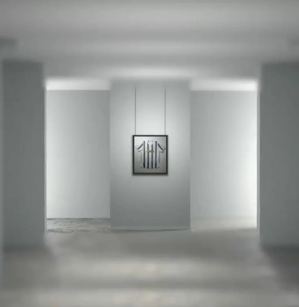 Presentata ufficialmente la nuova maglia della Juventus: tornano le strisce verticali