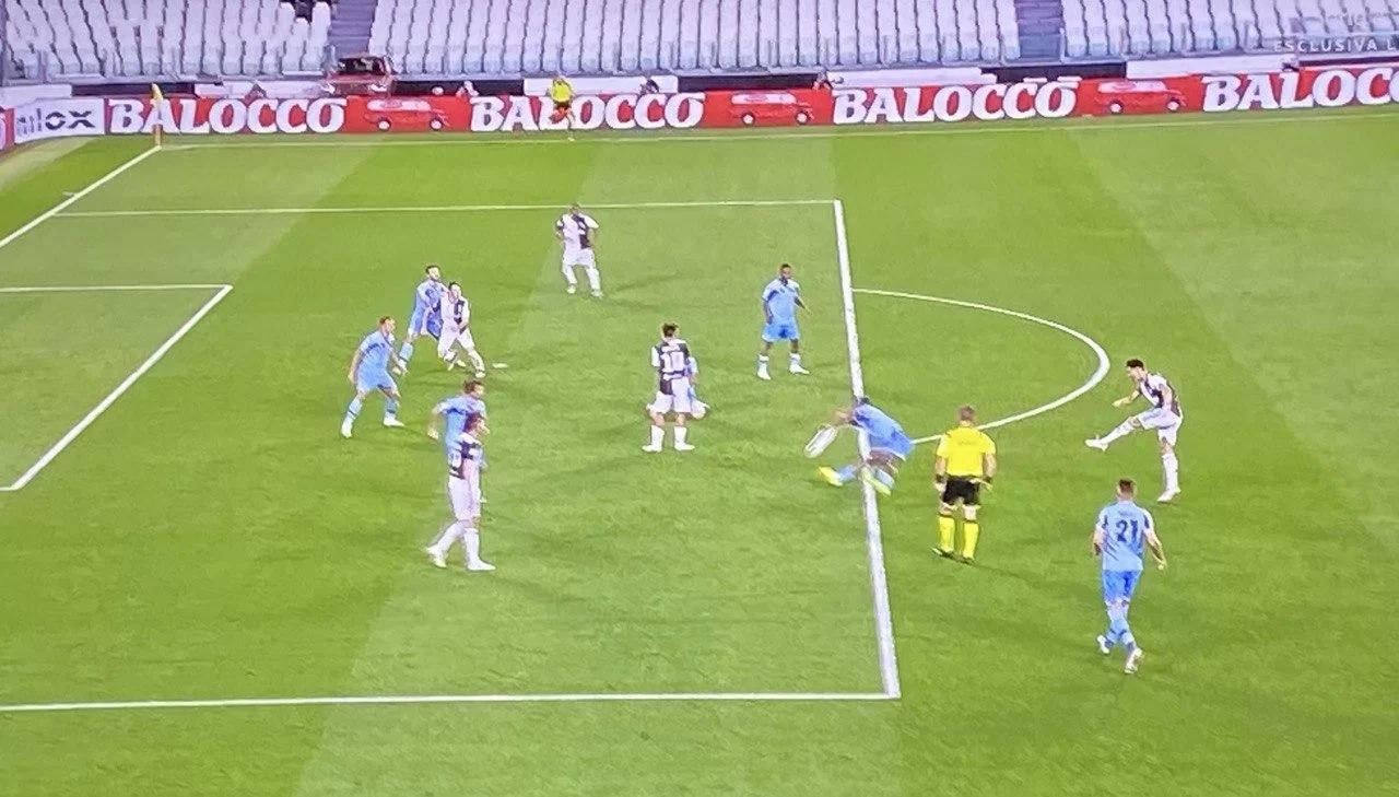 Braccio di Bastos in area: Orsato assegna il rigore al minuto 50