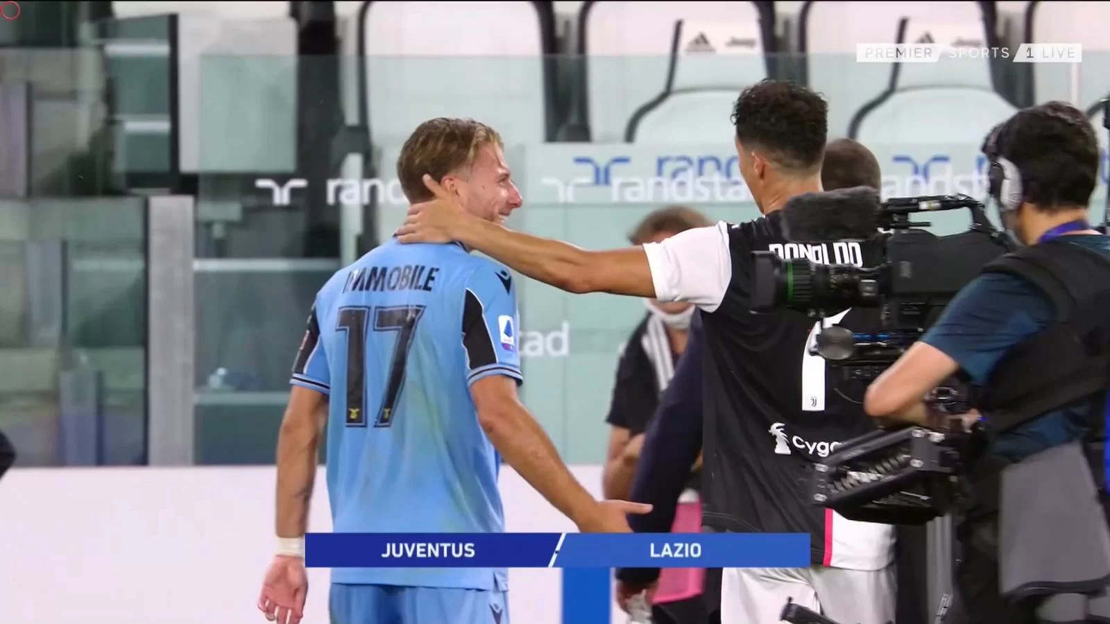 Abbraccio tra Ronaldo e Immobile a fine partita