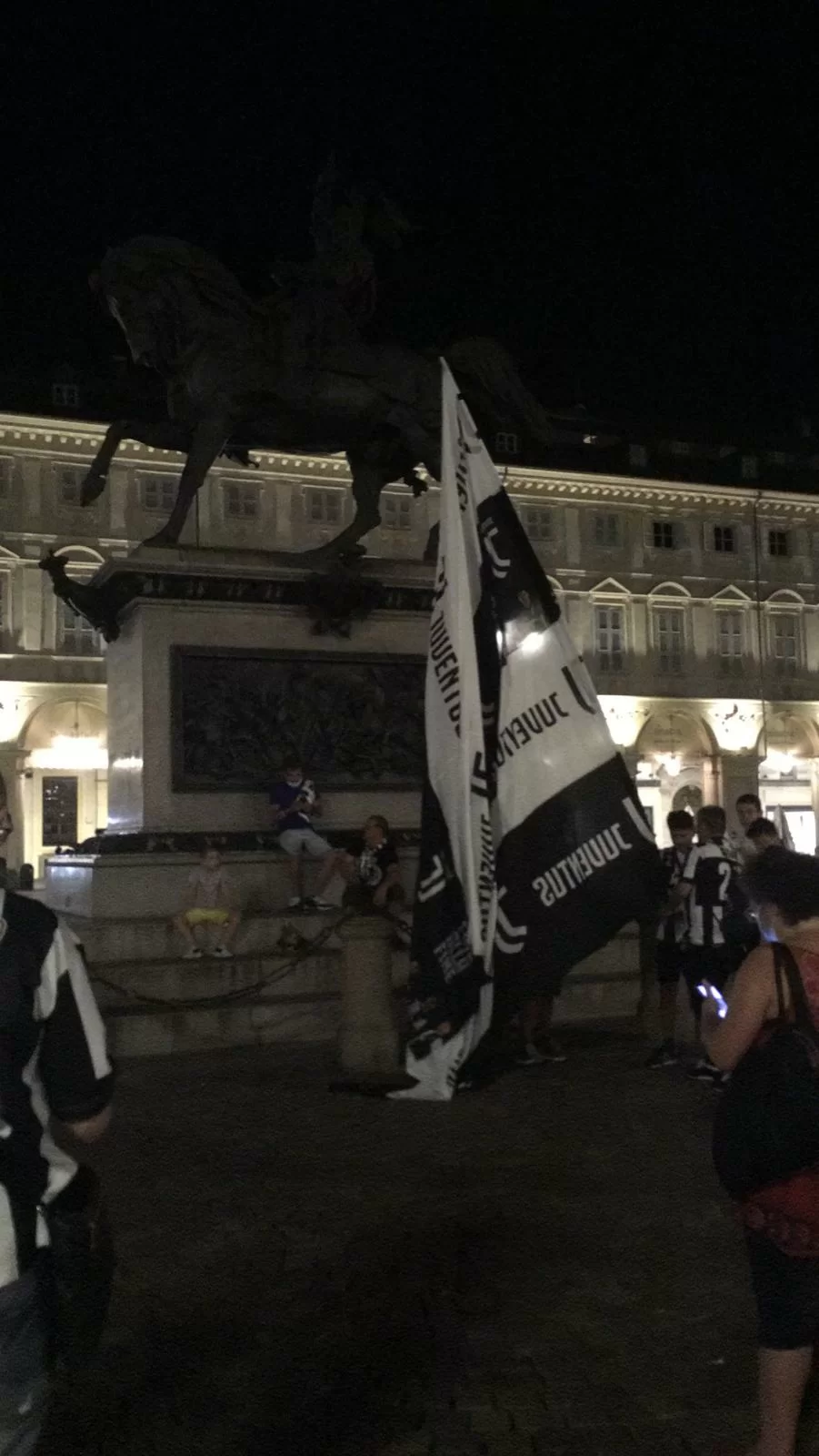 La Juventus avverte i tifosi: “State a casa”. Piazza S. Carlo ancora vuota