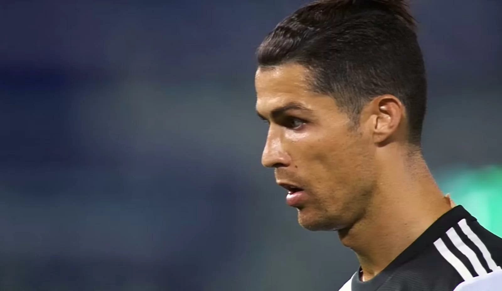 Ronaldo senza mascherina in tribuna: richiamato dallo staff Uefa
