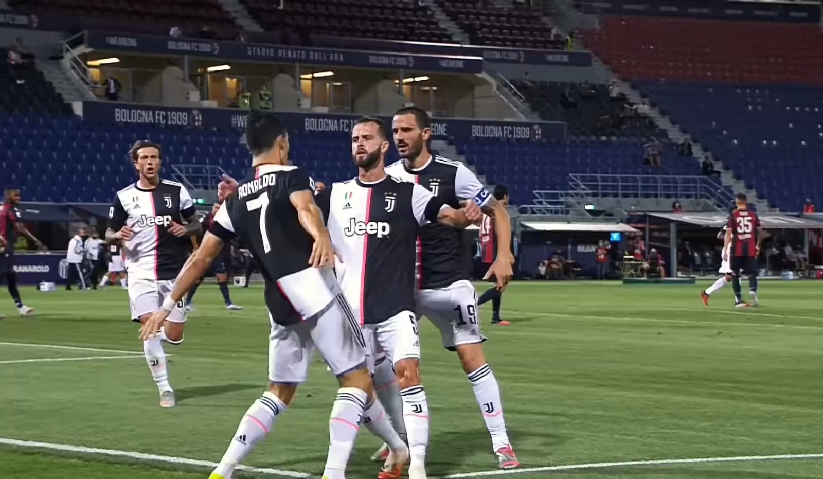 L’ex Pjanic sostiene Bonucci: “avanti fratello”