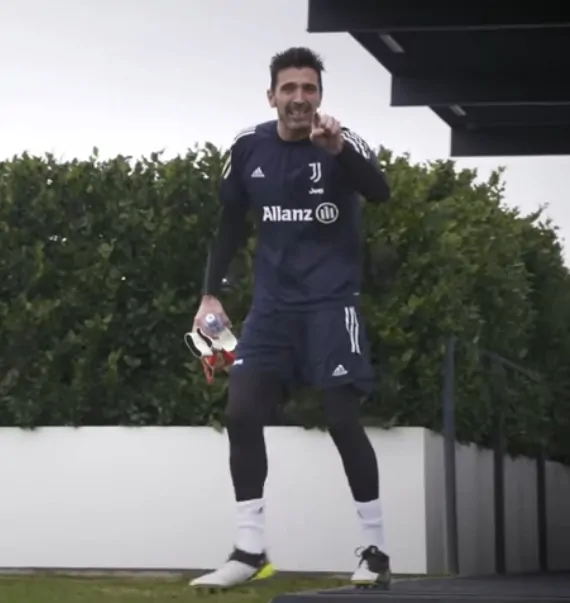 Buffon festeggia le 1.100 partite giocate: i complimenti dell’Uefa