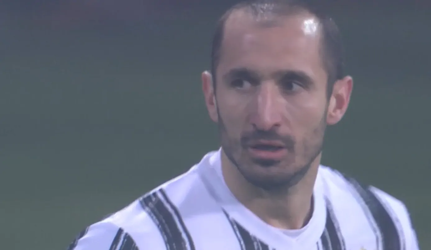 Braccio largo di Chiellini: Valeri concede il calcio di rigore