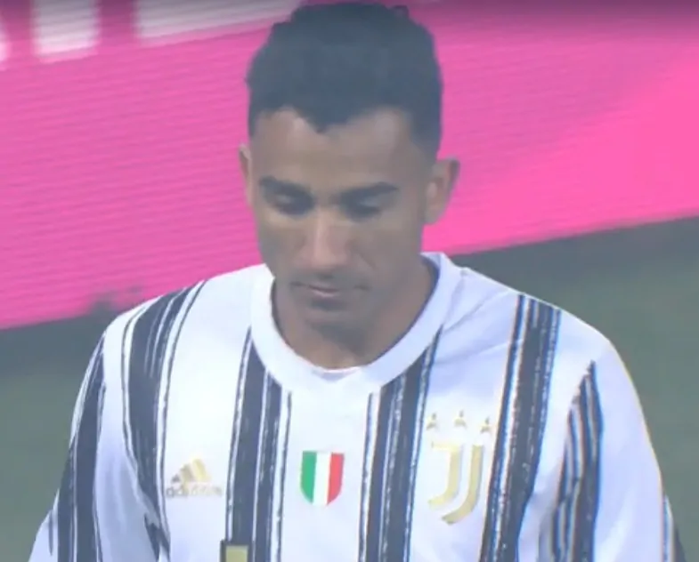 Problema al piede per Danilo, il difensore va verso la panchina