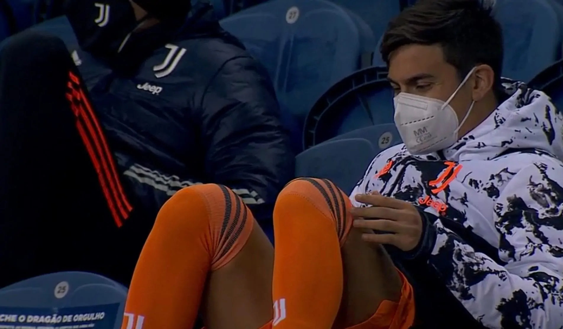 Il ginocchio fa ancora male: Dybala vola a Barcellona dal professor Cugat