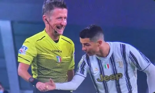 Siparietto tra Orsato e CR7 in Juventus-Roma, l’arbitro: “Il portoghese mi ha chiesto questo”