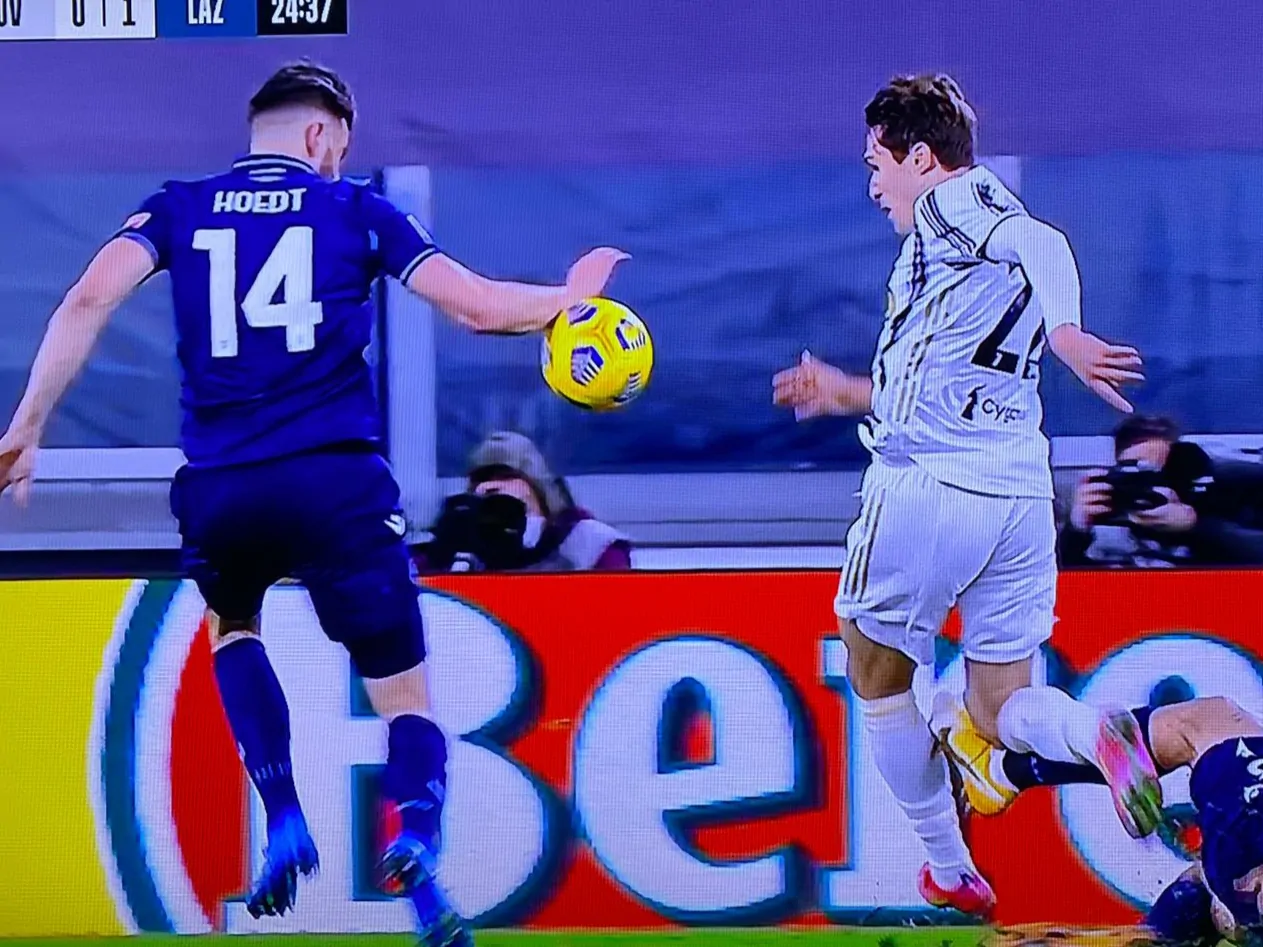 Il pallone sbatte sul braccio di Hoedt: per Massa non è rigore