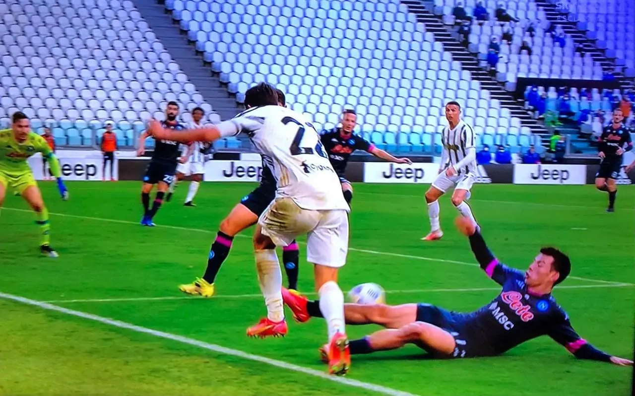 L’episodio su Chiesa: “L’infrazione è punibile con un calcio di rigore”