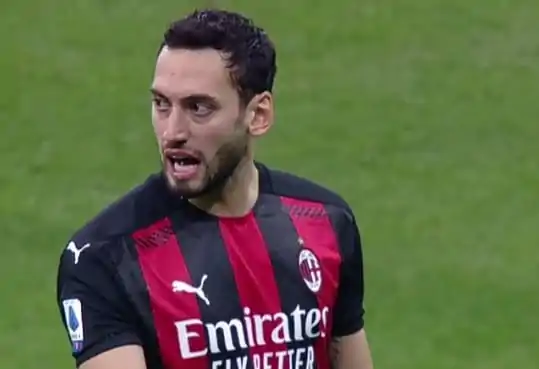 Milan-Çalhanoğlu, tensione per il rinnovo: la Juventus è alla finestra