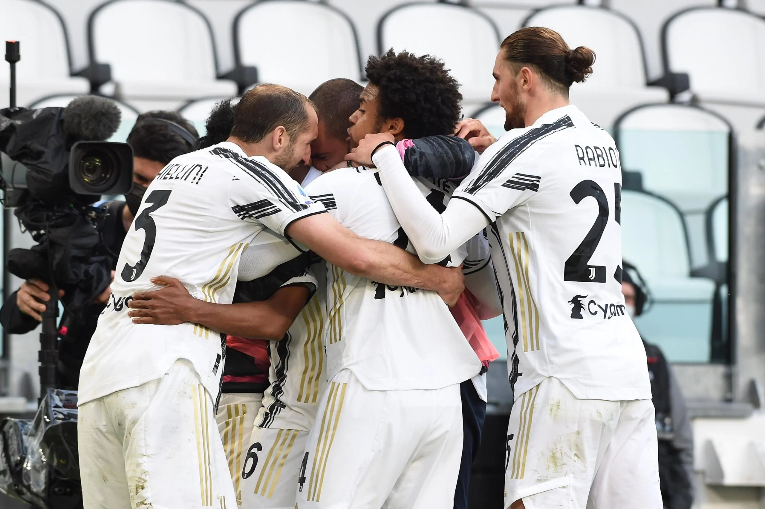 L’orgoglio Juve tiene viva la lotta Champions. Oggi Napoli e Milan, parola d’ordine: speranza