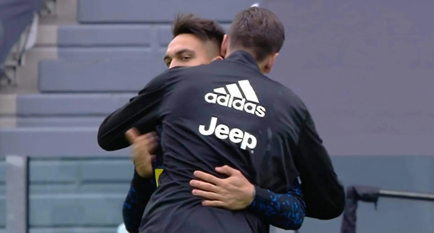 Bel gesto tra Szczesny e Lautaro Martinez: i due si abbracciano nel pre partita