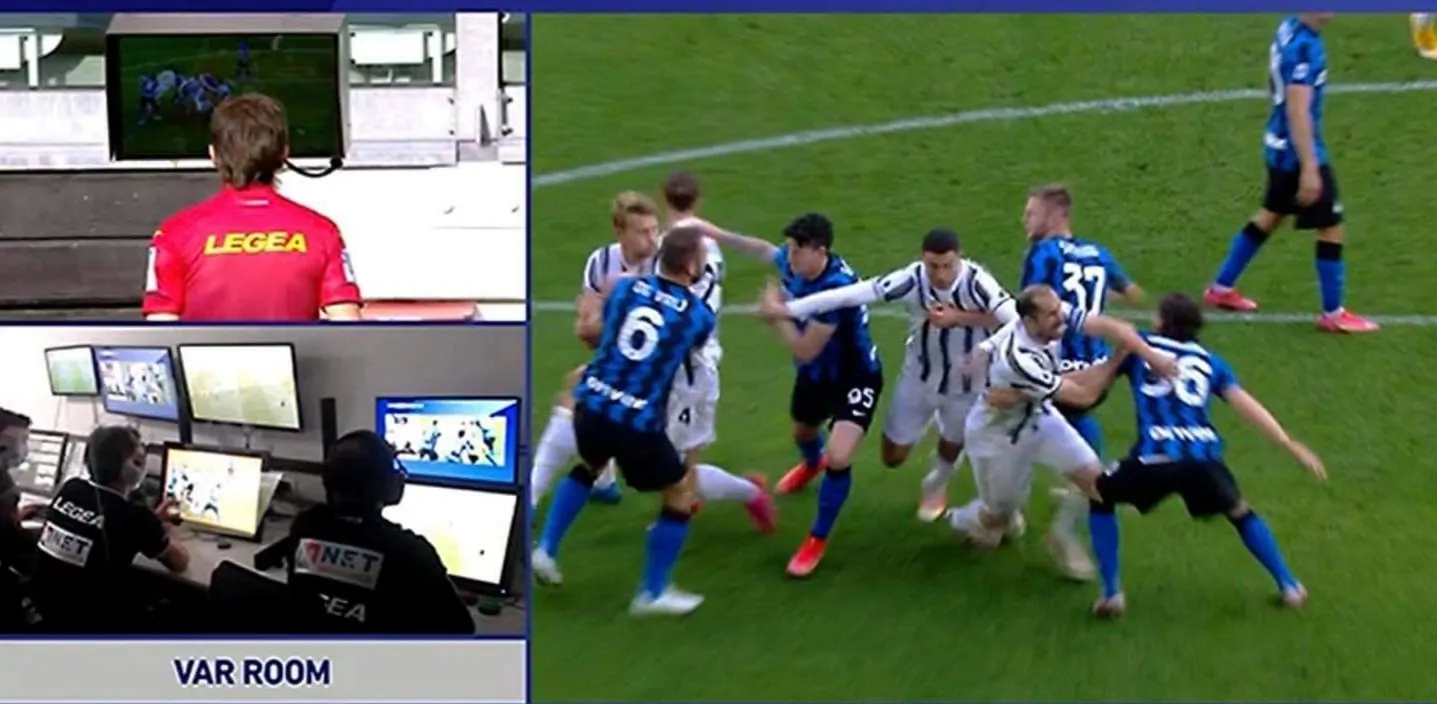 Darmian abbraccia Chiellini, Calvarese indica il rigore dopo aver visto il VAR