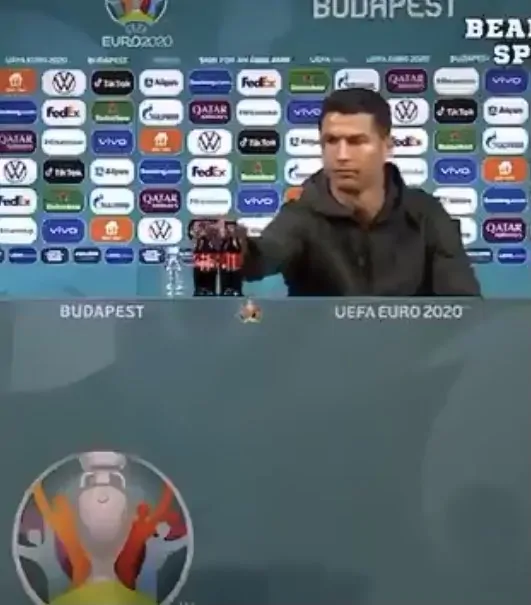 Ronaldo sposta la Coca Cola, crolla il titolo in borsa della bevanda dell’1,6%