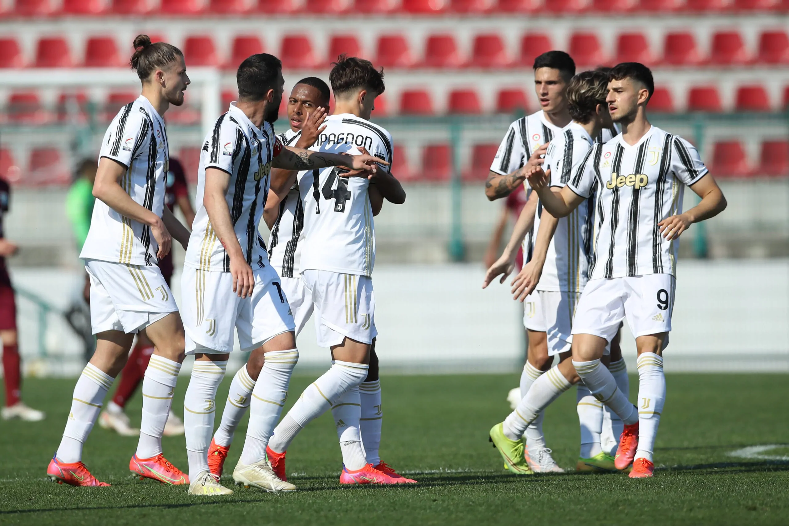 Il Cagliari insiste per il difensore bianconero