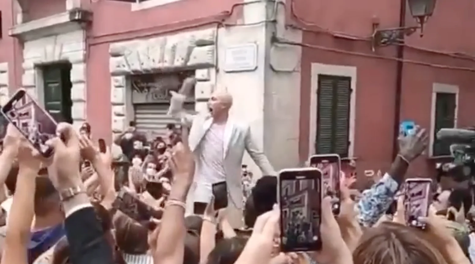 Bernardeschi, matrimonio show: che festa coi tifosi!