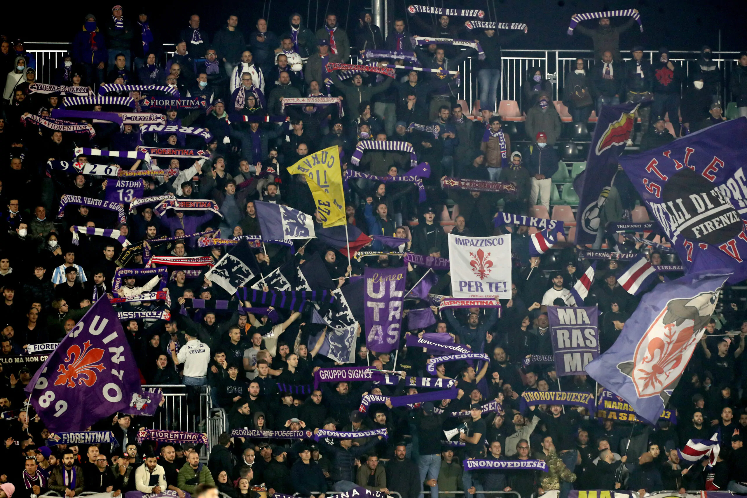 VIDEO – Vlahovic-Juve, i tifosi viola insultano lui e i bianconeri