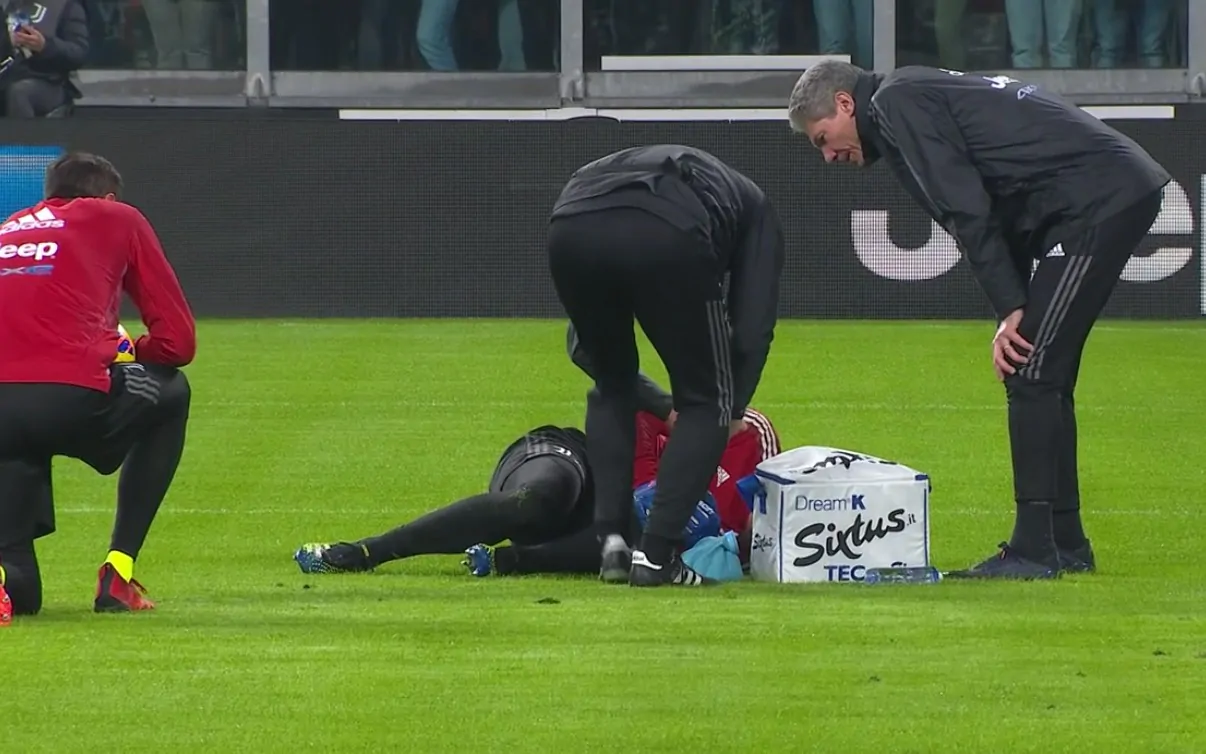 Spavento Juve: il calciatore si fa male nel riscaldamento ed entra prima negli spogliatoi!