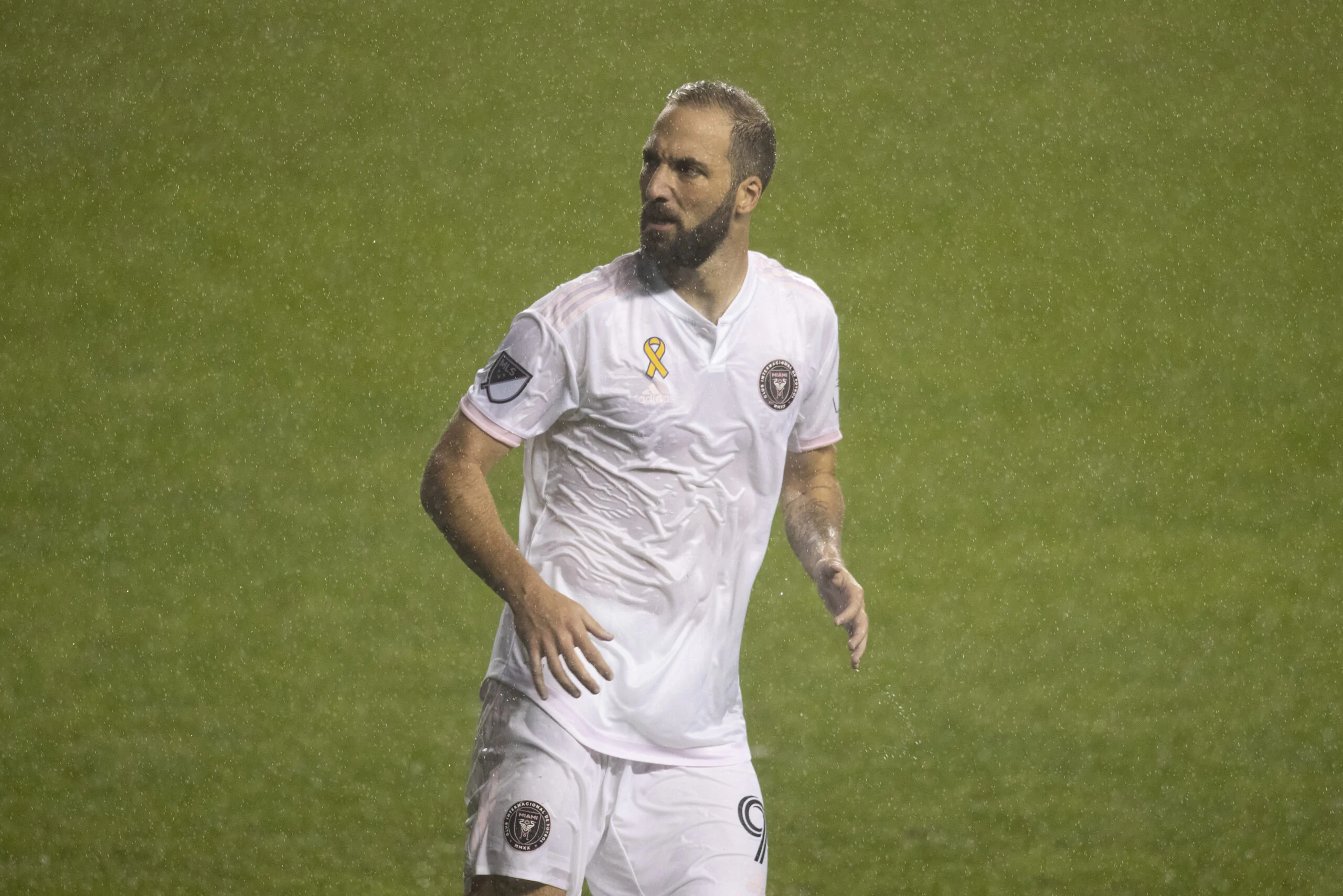 Higuain duro: “Nel calcio se ne fregano della vita delle persone. Volevo lasciare la Juve”