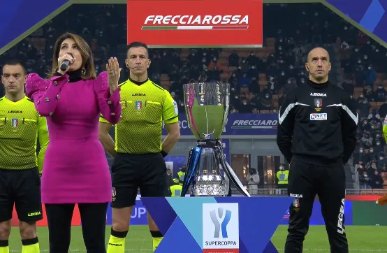 “Ammoscerebbe pure Rambo”, pazzesca polemica sull’inno!