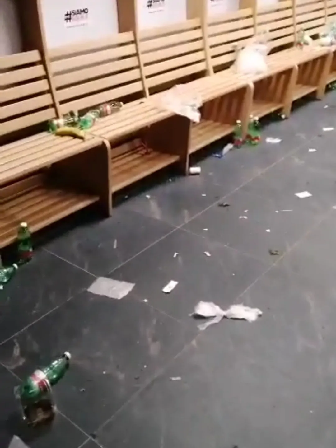 Italia, che vergogna: gli azzurri lasciano lo spogliatoio in pessime condizioni (FOTO)