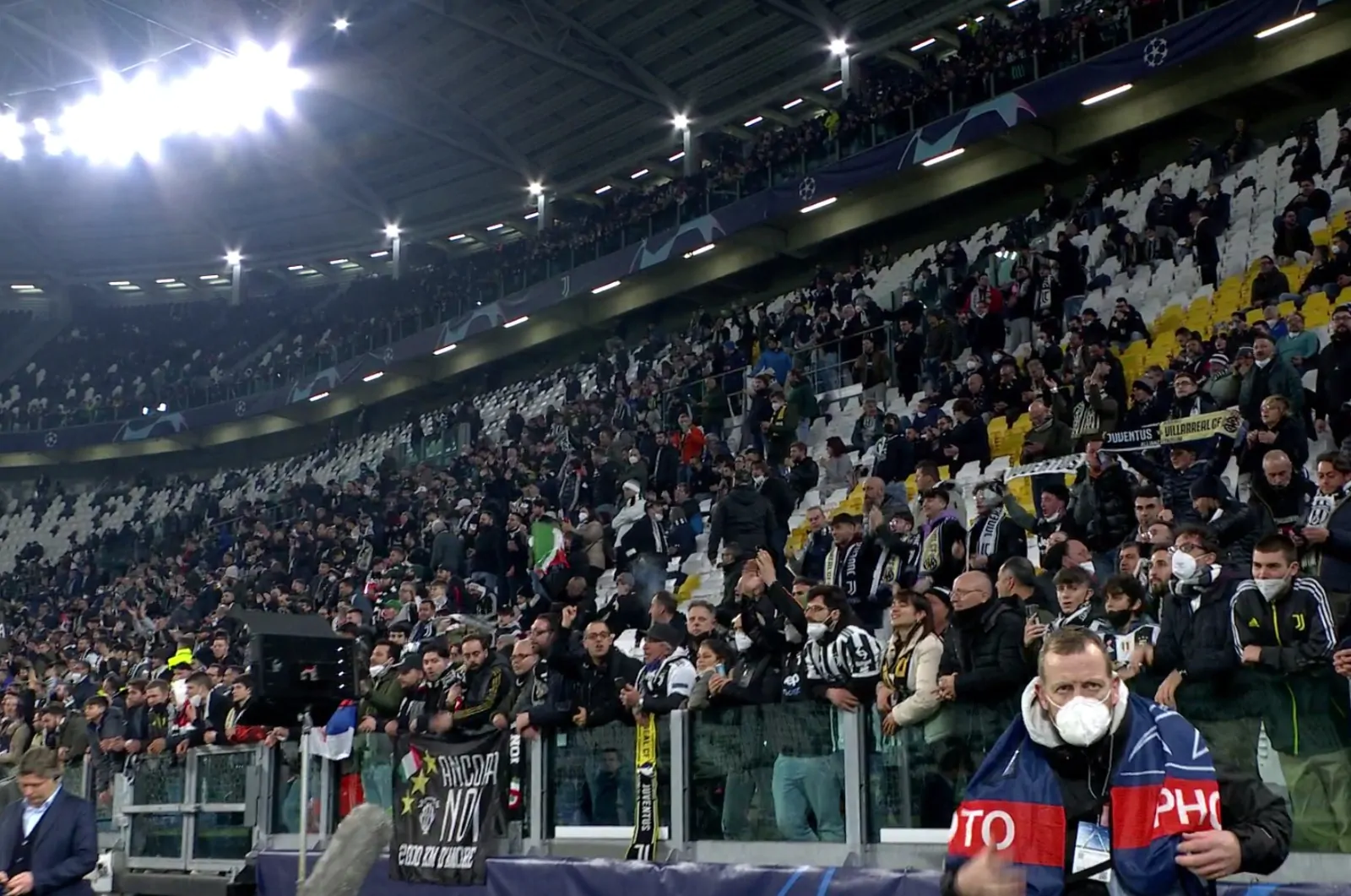 Intervista a bordo campo: succede tra Allegri e i tifosi della Juventus