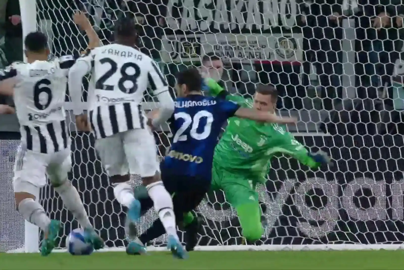 “Ennesimo cinema!”, rigore in Juve-Inter: succede di tutto sui social (FOTO)