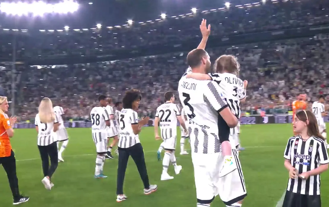 Dura contestazione dei tifosi contro Agnelli: succede durante l’omaggio a Chiellini