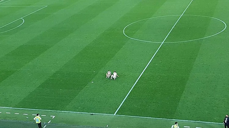 Restano da soli sul campo: cosa è successo allo Stadium! (FOTO)