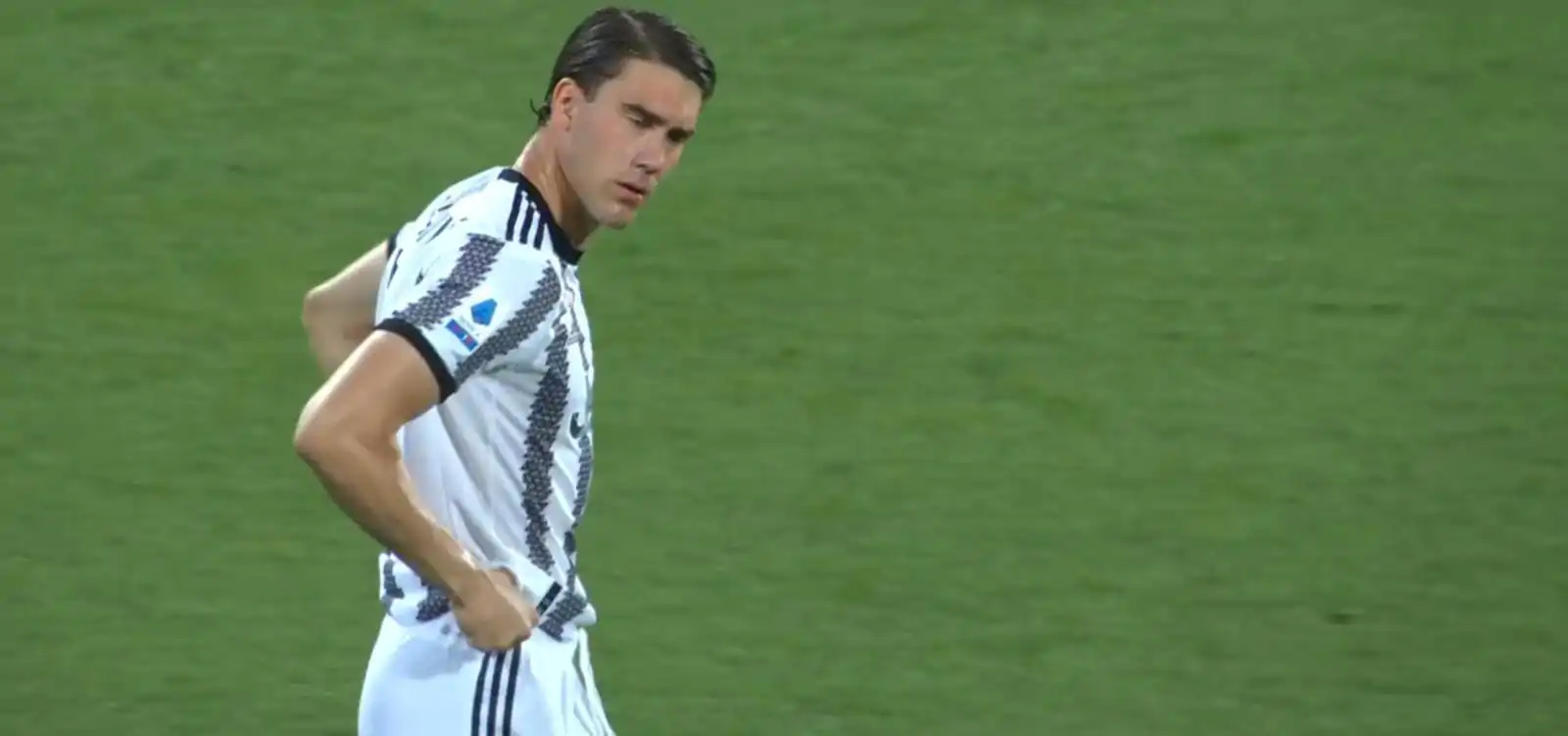 Pioggia di fischi e insulti per Vlahovic dai tifosi della Fiorentina: “Pezzo di m***a!”