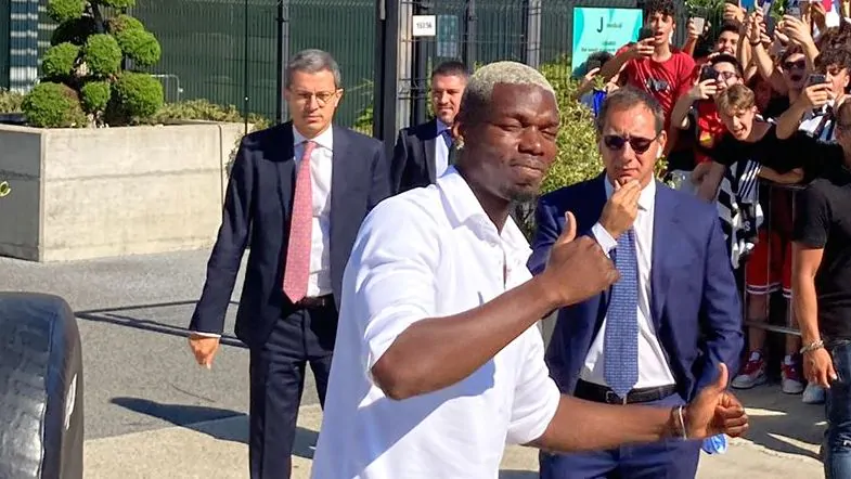 VIDEO – Tifosi bianconeri scatenati per Pogba: è arrivato al JMedical!