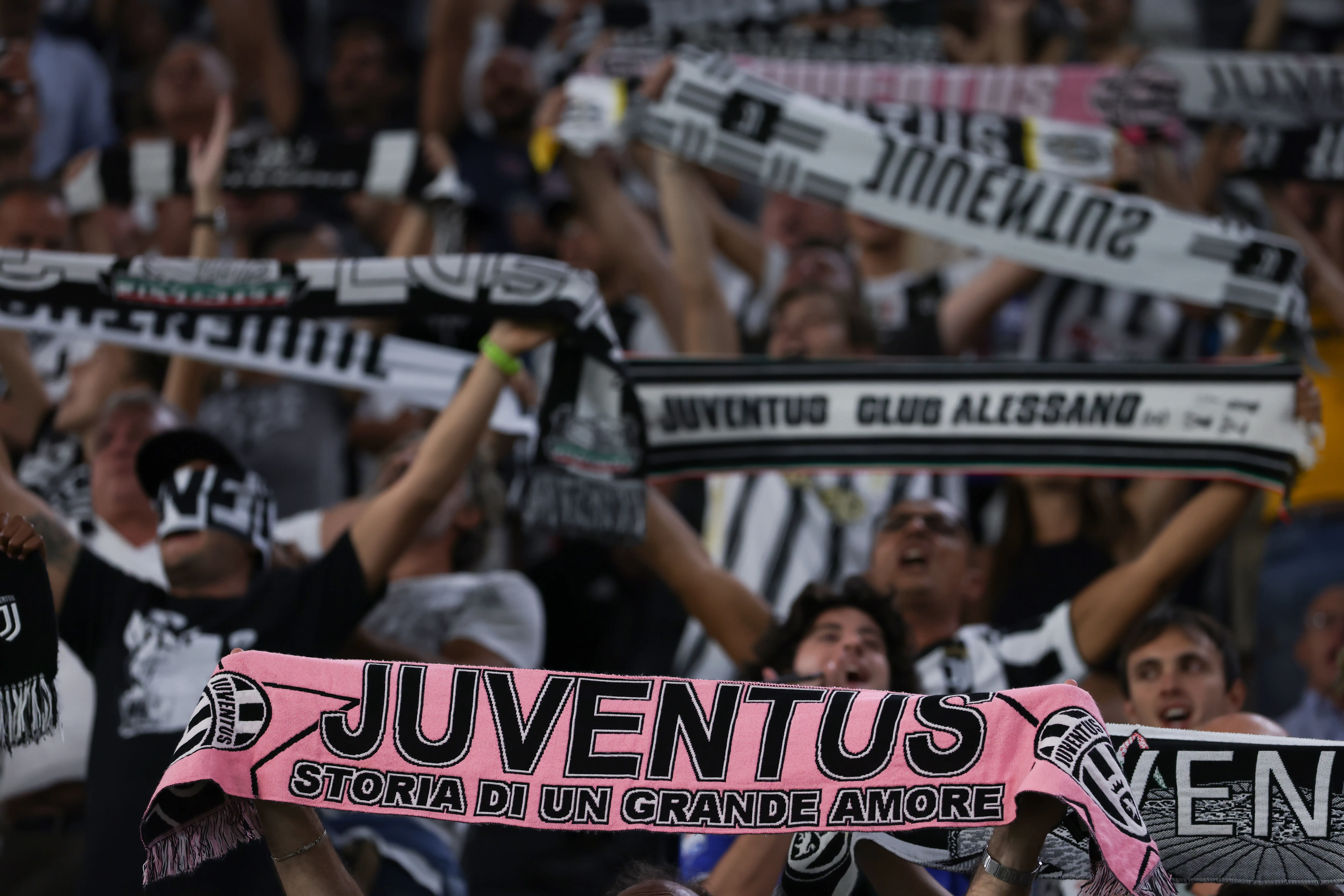 Cori razzisti a Parigi, la Uefa sanziona la Juventus: i dettagli