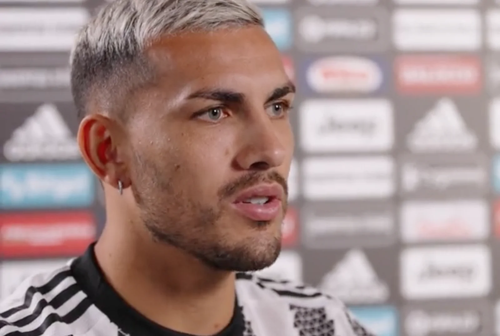 Paredes intervistato durante la sua presentazione