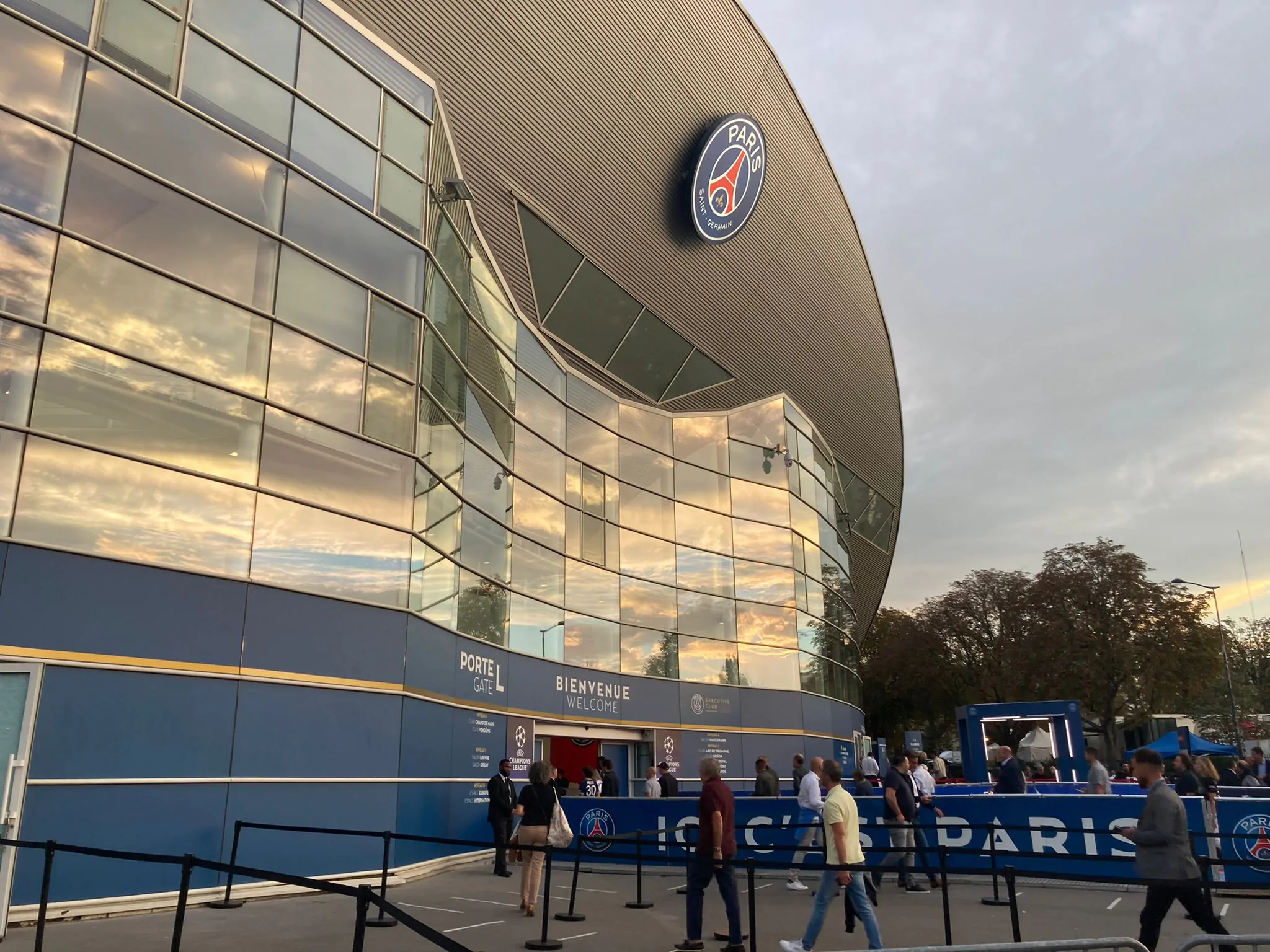 “Non è stato concesso ai tifosi della Juve”: la denuncia dall’esterno dello stadio del PSG!