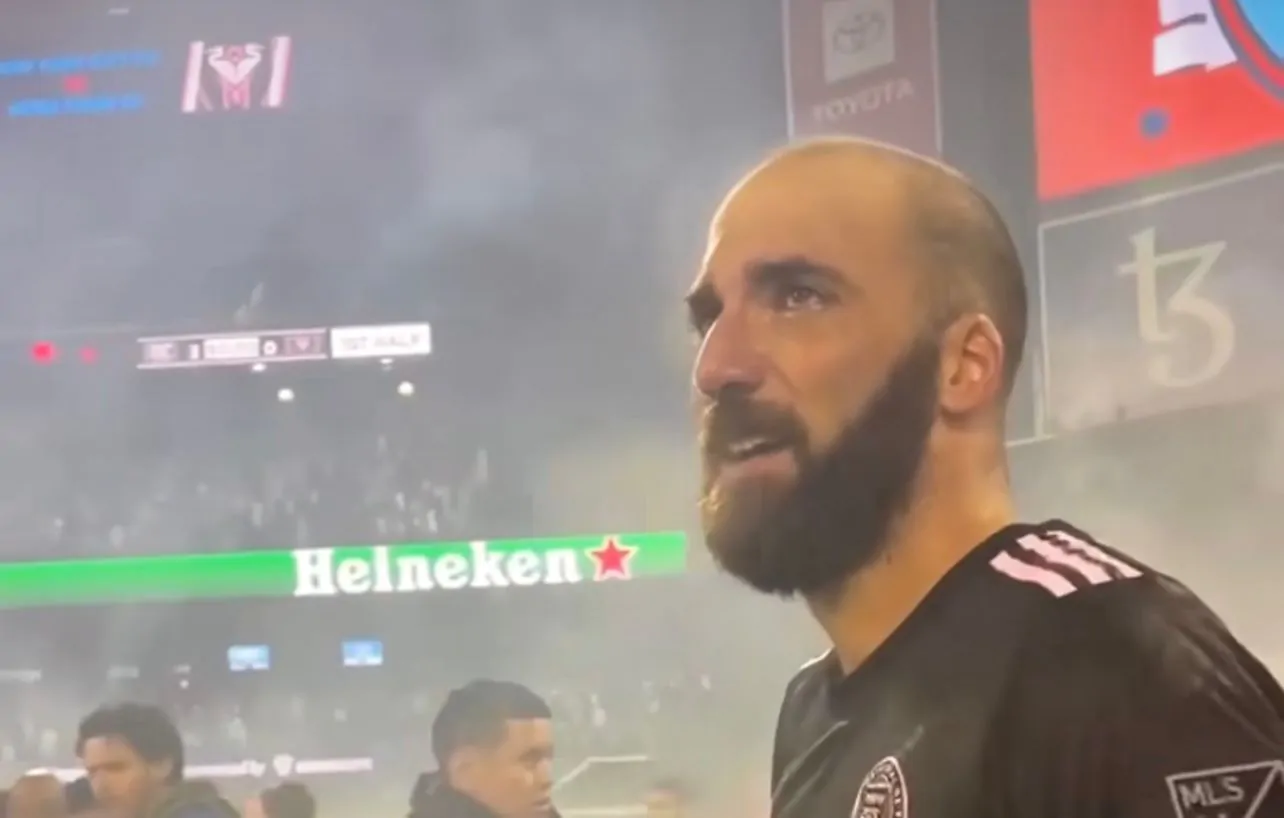 Pianti ed emozioni, l’addio di Higuain fa il giro del mondo (FOTO)