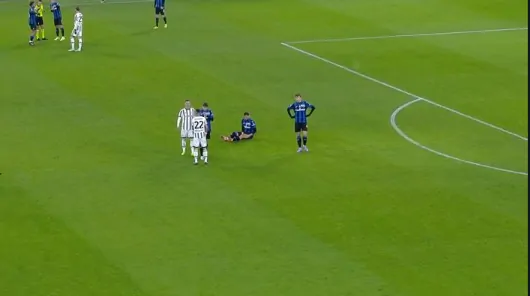 Problemi fisici in Juve Atalanta, costretto a chiedere il cambio