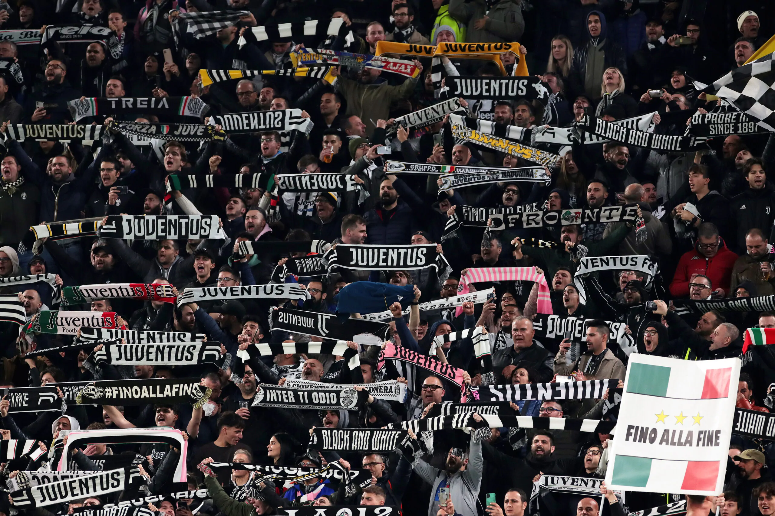 FOTO – I tifosi della Juventus non dimenticano Gianluca Vialli: striscione fuori dallo Stadium