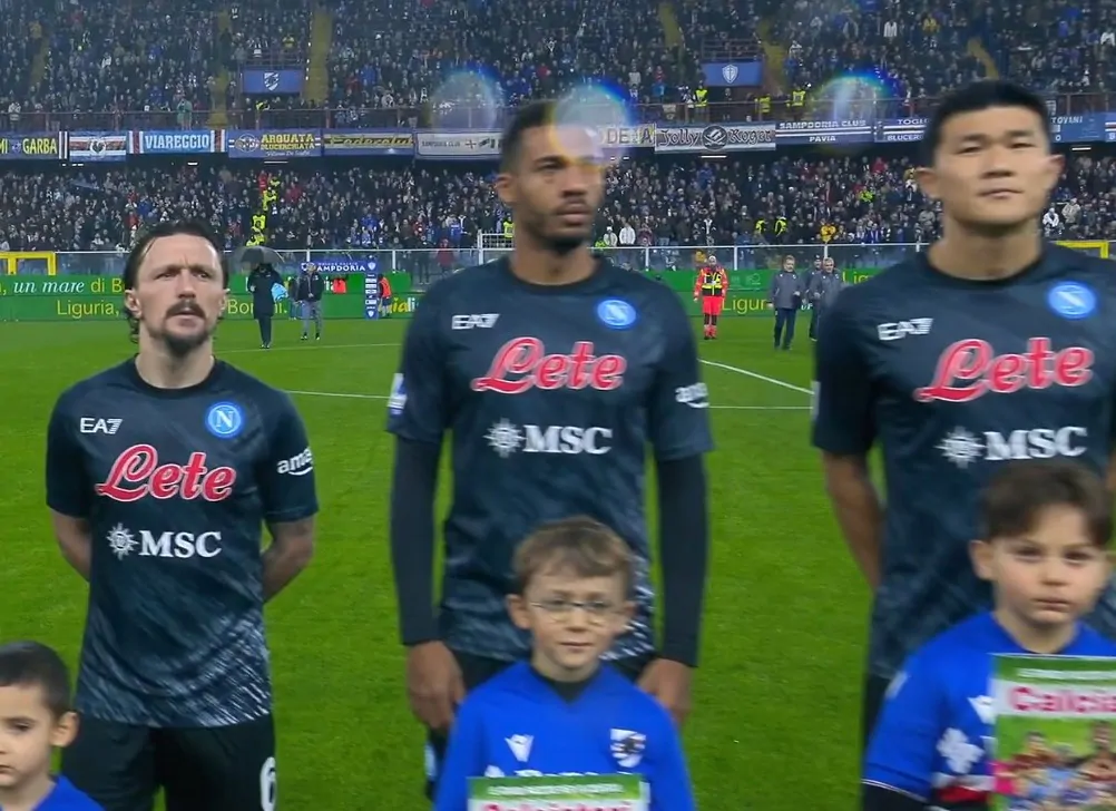 Un titolare del Napoli lascia il campo al primo tempo: a rischio contro la Juventus?