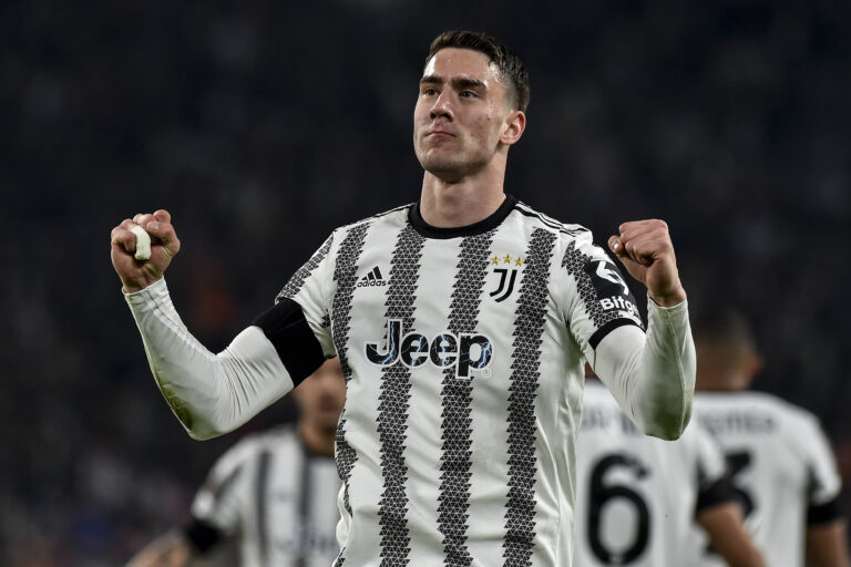 Vlahovic festeggia in campo