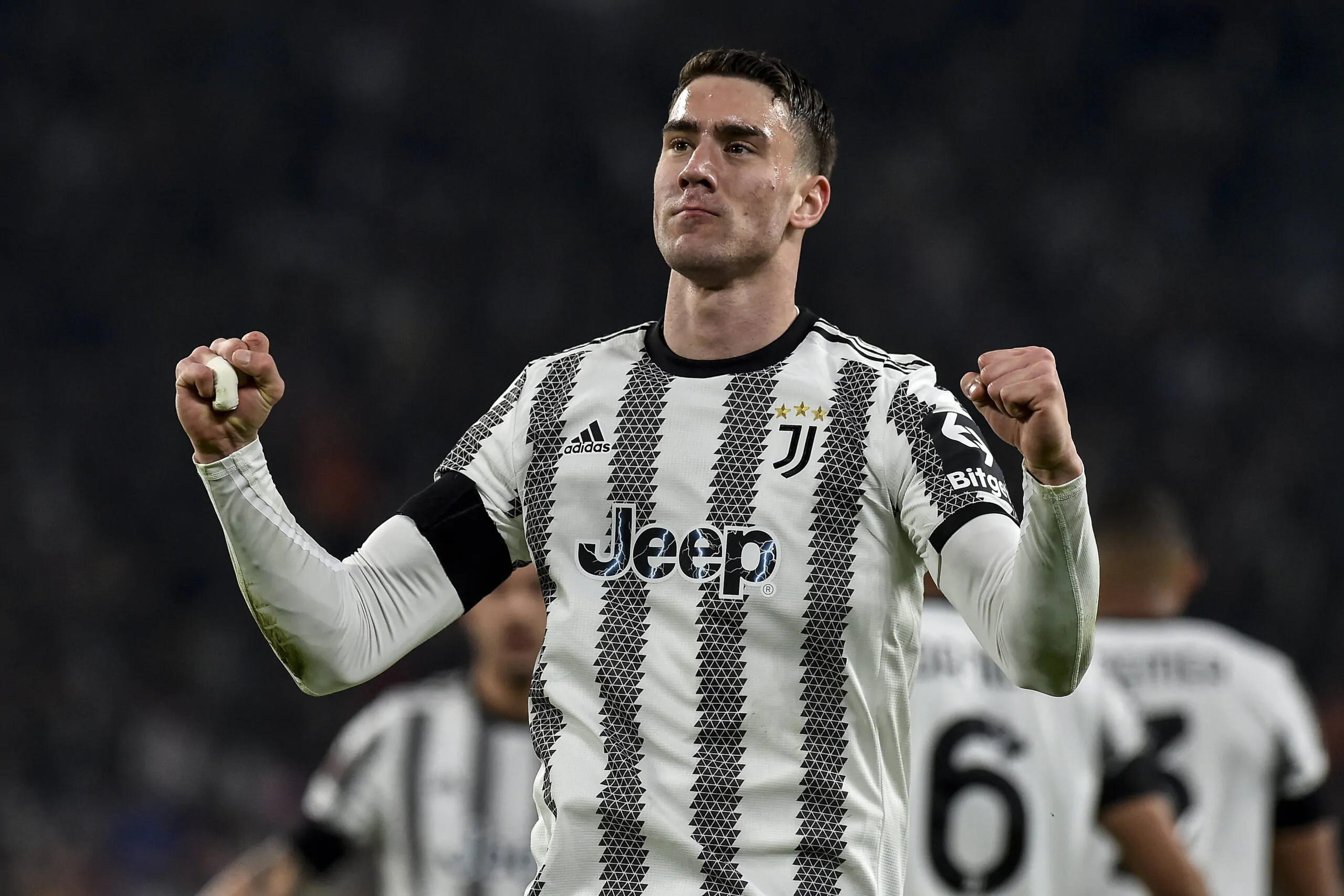 Vlahovic festeggia in campo