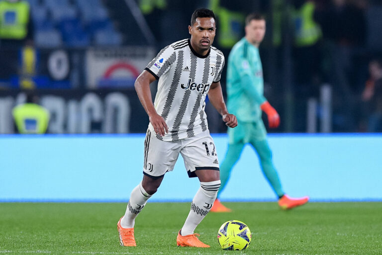 Alex Sandro in campo durante Roma-Juventus
