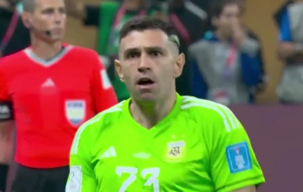 Emiliano Martinez durante una delle sue esultanze dopo aver parato un rigore